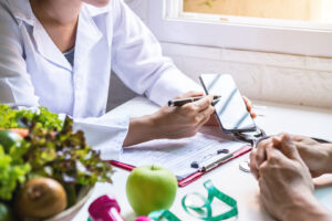 dietician-banner Dietician working with patient.